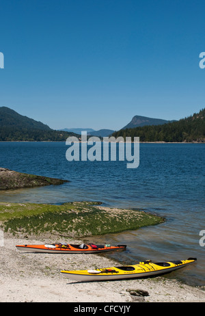 Kayaks sur l'Île Russell avec vue à Fulford Harbour, l'île de Saltspring (Colombie-Britannique), Canada Banque D'Images