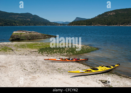 Kayaks sur l'Île Russell avec vue à Fulford Harbour, l'île de Saltspring (Colombie-Britannique), Canada Banque D'Images