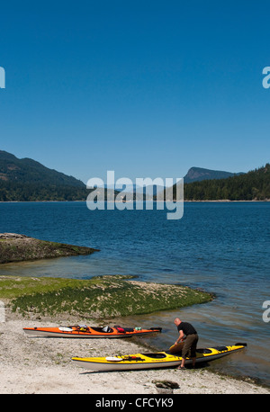 La kayakiste sur l'Île Russell avec vue à Fulford Harbour, l'île de Saltspring (Colombie-Britannique), Canada Banque D'Images