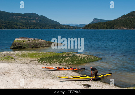 La kayakiste sur l'Île Russell avec vue à Fulford Harbour, l'île de Saltspring (Colombie-Britannique), Canada Banque D'Images