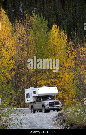 Camping-sur camionnette et automne trembles, British Columbia, Canada. Banque D'Images