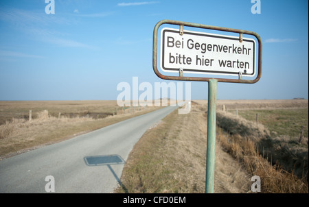 Panneau routier à K44 indiquant d'y attendre pour laisser passer le trafic sur Hallig Langeneß, île dans la mer du Nord mer Wadden, Allemagne Banque D'Images