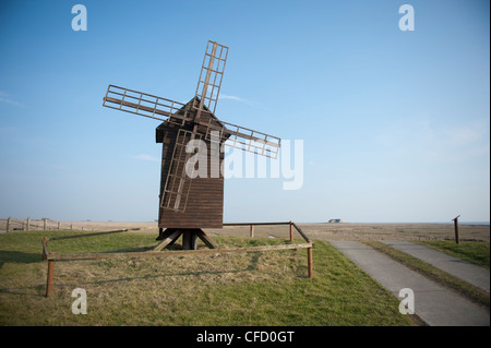 Bockmühle (moulin à vent) construit à partir de bois sur le Ketelswarf de Hallig Langeneß dans l'UNESCO world heritage area Mer du Nord mer Wadden Banque D'Images