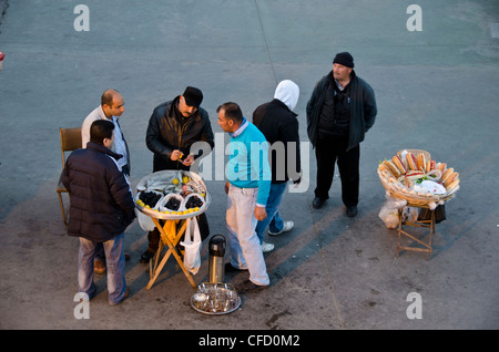 Les vendeurs d'aliments sur la Corne d'or par le pont de Galata, situé dans le quartier d'Eminönü à Istanbul, Turquie. Banque D'Images