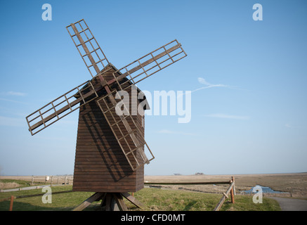 Bockmühle (moulin à vent) construit à partir de bois sur le Ketelswarf de Hallig Langeneß dans l'UNESCO world heritage area Mer du Nord mer Wadden Banque D'Images