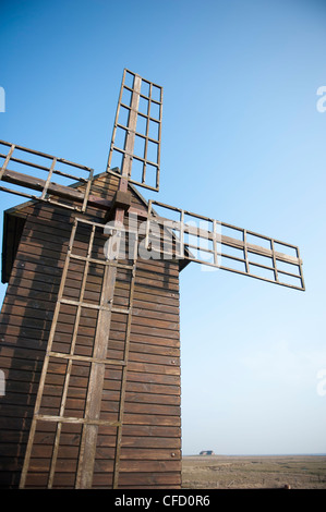 Bockmühle (moulin à vent) construit à partir de bois sur le Ketelswarf de Hallig Langeneß dans l'UNESCO world heritage area Mer du Nord mer Wadden Banque D'Images