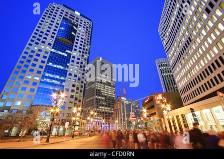 Skyline et foule rassemblée sur l'avenue Portage la nuit. Winnipeg, Manitoba, Canada. Banque D'Images