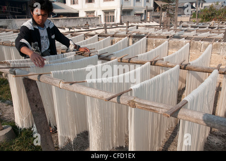 Noodle factory, Hsipaw, dans le Nord de l'État de Shan, Myanmar, en Asie Banque D'Images