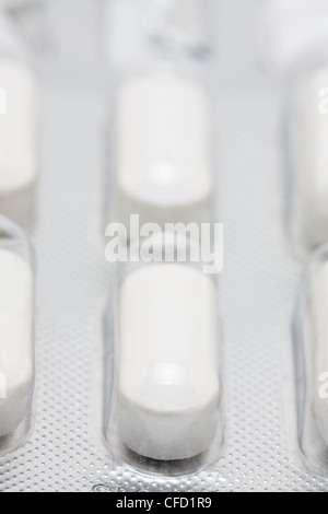 Gros plan de paquet de pilules blanches Banque D'Images