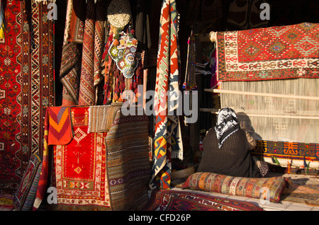 Boutique Tapis avec weaver à Goreme, Cappadoce, aussi Capadocia, Anatolie centrale, principalement dans la province de Nevşehir, Turquie Banque D'Images