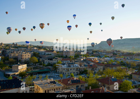 La montgolfière à Goreme, Cappadoce, aussi Capadocia, Anatolie centrale, principalement dans la province de Nevşehir, Turquie Banque D'Images