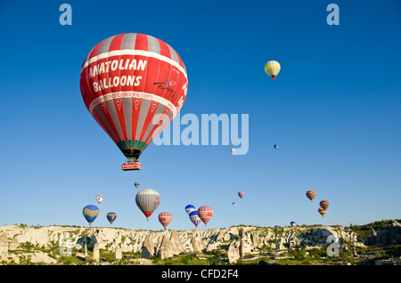 La montgolfière à Goreme, Cappadoce, aussi Capadocia, Anatolie centrale, principalement dans la province de Nevşehir, Turquie Banque D'Images