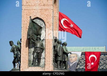 Monument de la République et de drapeau turc, sur la place Taksim, Istanbul, Turquie Banque D'Images