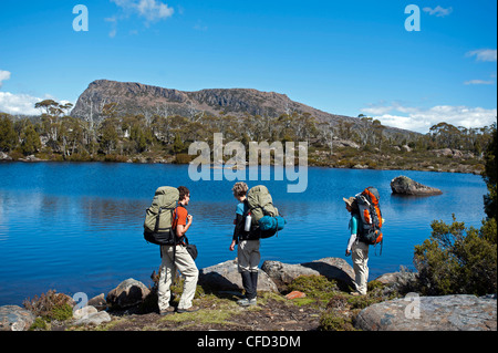 Trekker trois à Solomons Bijoux, murs de Jérusalem Parc National, la nature mondiale de l'UNESCO Site, Tasmanie, Australie Banque D'Images