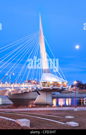 Pont piétonnier de l'Esplanade Riel, enjambant la rivière Rouge, sur une nuit de pleine lune. Winnipeg, Manitoba, Canada. Banque D'Images