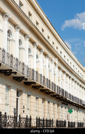 Rangée de maisons mitoyennes de style géorgien Regency sur St Georges Road, Cheltenham Spa, Gloucestershire, Angleterre, Royaume-Uni Banque D'Images