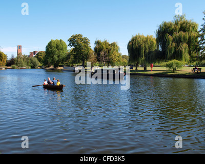 Stratford Upon Avon Canal et terrain de jeux, dans le Warwickshire, Royaume-Uni Banque D'Images