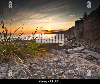 Lever du soleil à la baie Georgienne, à mi-chemin de billes, le Parc National de la Péninsule-Bruce, Tobermory, Ontario, Canada. Banque D'Images