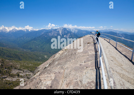 Randonneur sur haut de Moro Rock, à l'égard de Kings Canyon, Sequoia National Park, California, USA Banque D'Images