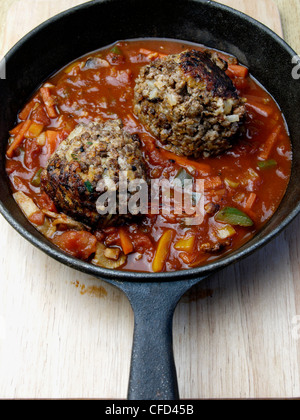 Fromage végétarien boulettes remplies dans une sauce tomate épicée Banque D'Images