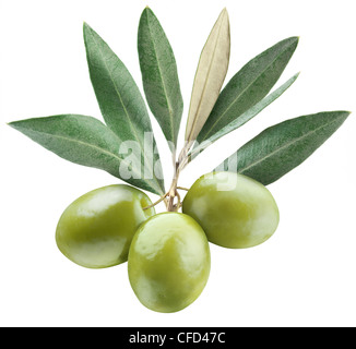 Olives avec des feuilles sur un fond blanc. Banque D'Images