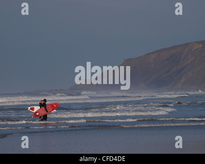 Un couple de surf, North Cornwall, UK Banque D'Images