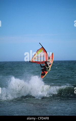 Windsurfer off Dallas Road, Victoria, île de Vancouver, Colombie-Britannique, Canada. Banque D'Images