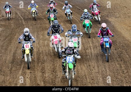 Le début d'une course de motocross à la Friche la voie à Nanaimo, Colombie-Britannique, Canada. Banque D'Images