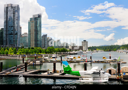 La Westcoast et Harbour Air avions mer sont ancrés dans l'Inlet Burrard à Vancouver, Colombie-Britannique, Canada. Banque D'Images