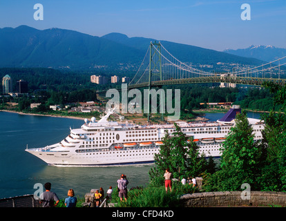 Bateau de croisière passager dans le Burrard Inlet en passant sous le pont Lions Gate, Vancouver, Colombie-Britannique, Canada. Banque D'Images