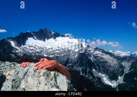 Mains au sommet de pic grimpeur au chaînon Tantalus, Whistler, British Columbia, Canada. Banque D'Images