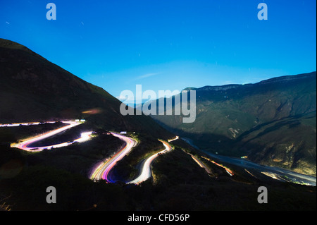 Vallée de la lune et des sentiers de lumière de voiture sur une route sinueuse dans le Parc National Chicamocha, Colombie, Amérique du Sud Banque D'Images