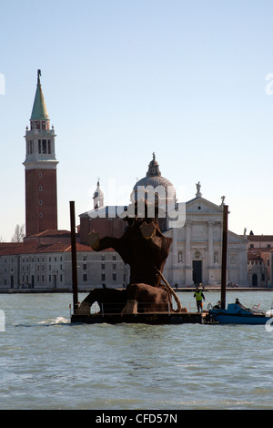 Sculpture de Bull, Carnaval de Venise 2012 allégorie Punta della Dogana Venise Italie Banque D'Images
