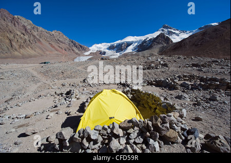 Tente au camp de base Plaza de Mulas, Aconcagua 6962m, le Parc Provincial Aconcagua, Andes, Argentine Banque D'Images