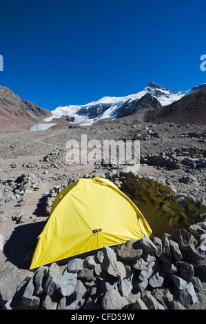 Tente au camp de base Plaza de Mulas, Aconcagua 6962m, le Parc Provincial Aconcagua, Andes, Argentine Banque D'Images