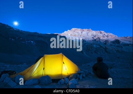 Allumé tente au camp de base Plaza de Mulas, Aconcagua, le Parc Provincial Aconcagua, Andes, Argentine Banque D'Images