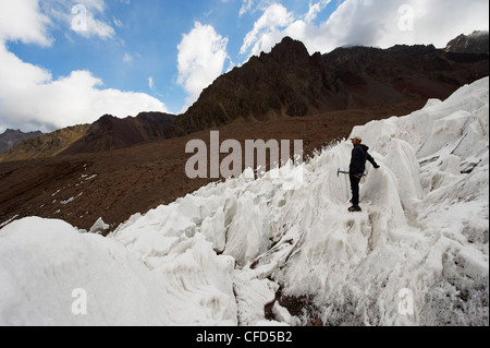 Grimpeur escalade sur glace glacier près de la Plaza de Mulas basecamp, Parc Provincial Aconcagua, Andes, Argentine Banque D'Images