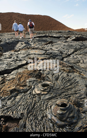 Les touristes marcher sur la coulée de lave sur l'île de Santiago, Sullivan Bay, îles Galapagos, site du patrimoine mondial de l'UNESCO, de l'Équateur Banque D'Images