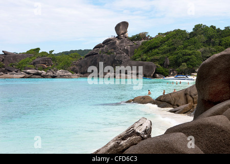 Les touristes debout sur Sail Rock et sur sable à Sail Rock, îles Similan, la mer d'Andaman, Thaïlande Banque D'Images