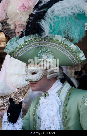 Un homme en costume de carnaval pour poser le Carnaval de Venise 2012, Place Saint Marc Venise Italie Banque D'Images