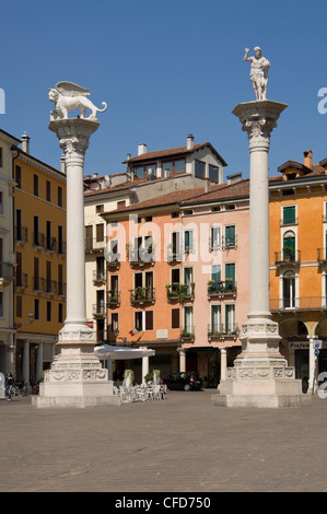 Les colonnes de la Lion de Venise et Saint Théodore dans la Piazza dei Signori, à Vicenza, Vénétie, Italie, Europe Banque D'Images