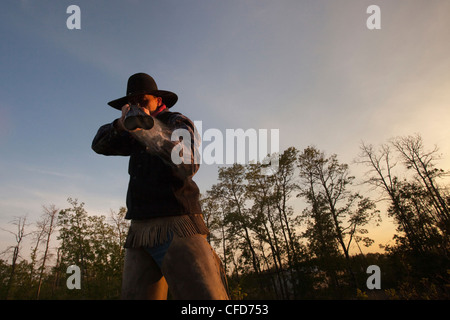 Tir pistolet Cowboy tourné dans le Nord de l'Alberta, Canada. Banque D'Images