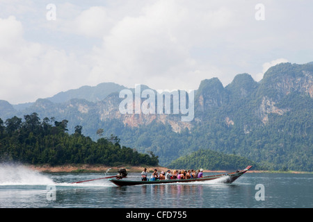 Bateau longue queue pleine de touristes sur le parc national de Khao Sok Lac réservoir, parc national de Khao Sok, la mer d'Andaman, Thaïlande Banque D'Images