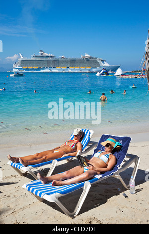 Les femmes de soleil sur plage, Seas (Seas ou Labadie), Haïti. Banque D'Images