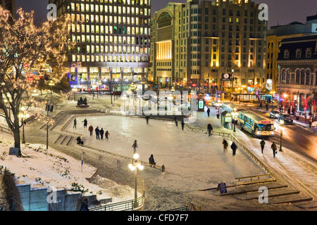 Scène de nuit de la Place d'Youville au cœur de la ville de Québec, Québec, Canada. Banque D'Images