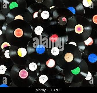 Abstract colorful background musique faite de vieux vinyles, isolé sur fond blanc, toutes les étiquettes conçu par moi-même Banque D'Images