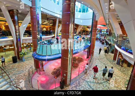 L'un des sept 'neighbouhoods» sur Royal Caribbean's Oasis of the Seas bateau de croisière , la Royal Promenade. Banque D'Images