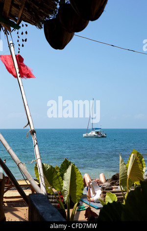 Resort avec lecture et touristiques un voilier, Koh Lanta, La Mer d'Andaman, Thaïlande Banque D'Images