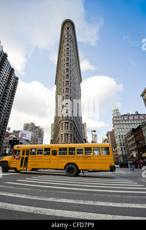 Flatiron Building et Broadway avec schoolbus, Manhattan, New York, USA Banque D'Images