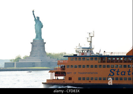 Statue de la liberté et de Staten Island Ferry, New York, USA Banque D'Images